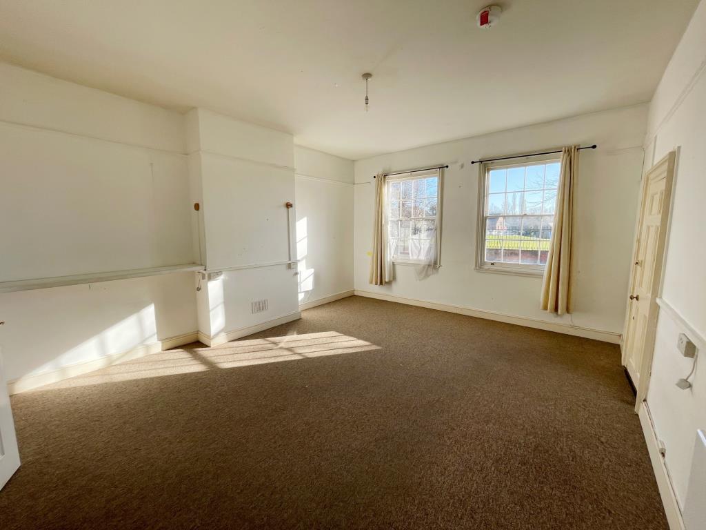 Lot: 135 - FIVE VACANT FLATS IN ONE FREEHOLD BUILDING - Living Room of ground floor flat E